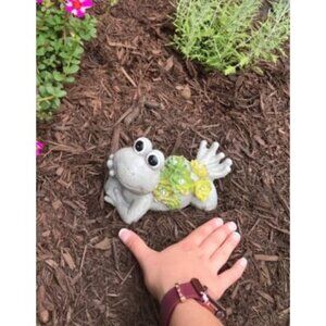 Frog Garden Statues with Solar Outdoor Light for Outdoor Decor